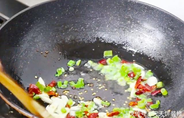 好吃|茄子搭配土豆原来这么好吃,我家一周做6次,刚上桌就被抢光了