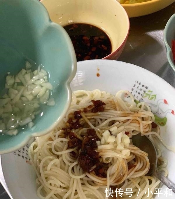 干辣椒|夏天要多吃面条,教你个懒人做法,一人三碗不够吃!大家别错过!