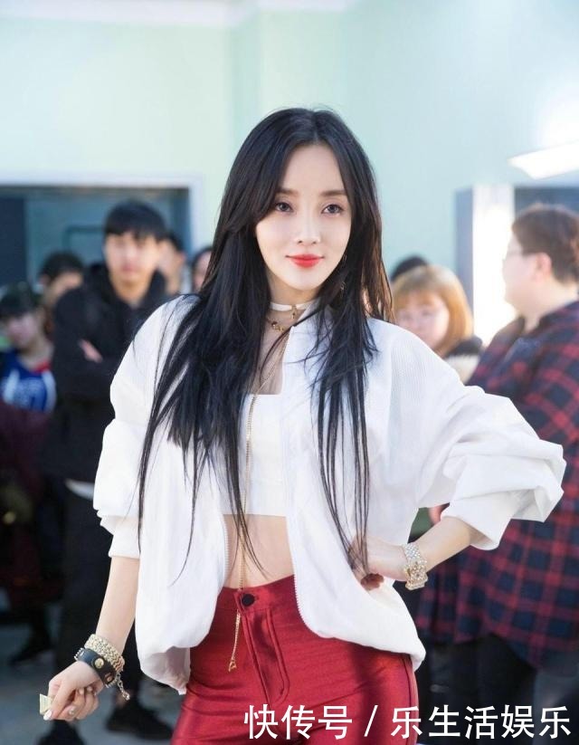 深夜|李小璐深夜发视频称喜欢帅哥，滤镜太浓像假娃娃，脖子红印引质疑