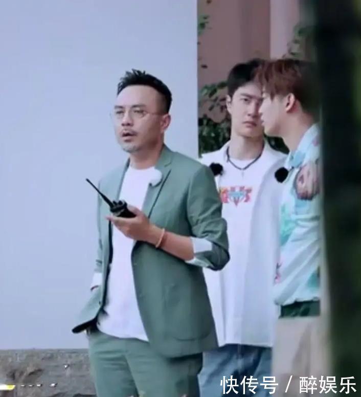 强忍|王一博敬业!脚伤严重坚持录制《天天向上》,面部紧皱强忍出镜