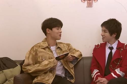  蓝台派|蓝台派新人记者参访华晨宇，却因为坐姿受到吐槽，怎么这么不知道尊重人呢