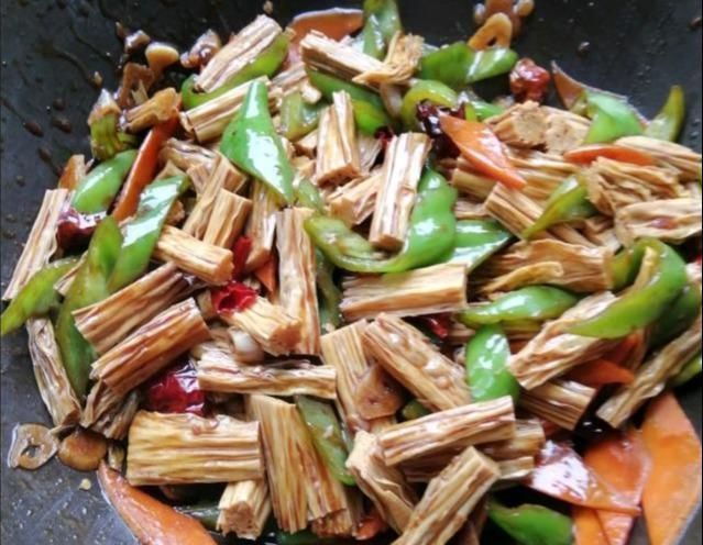 大厨|腐竹不要直接用清水泡大厨教你1招，1分钟泡发，美味又筋道