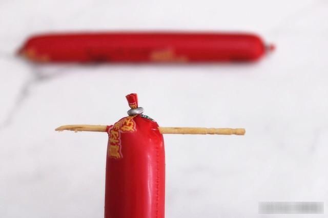 接下来我们|吃了这么久火腿肠,才知道按一下这地方,外皮一碰就开了,真简单