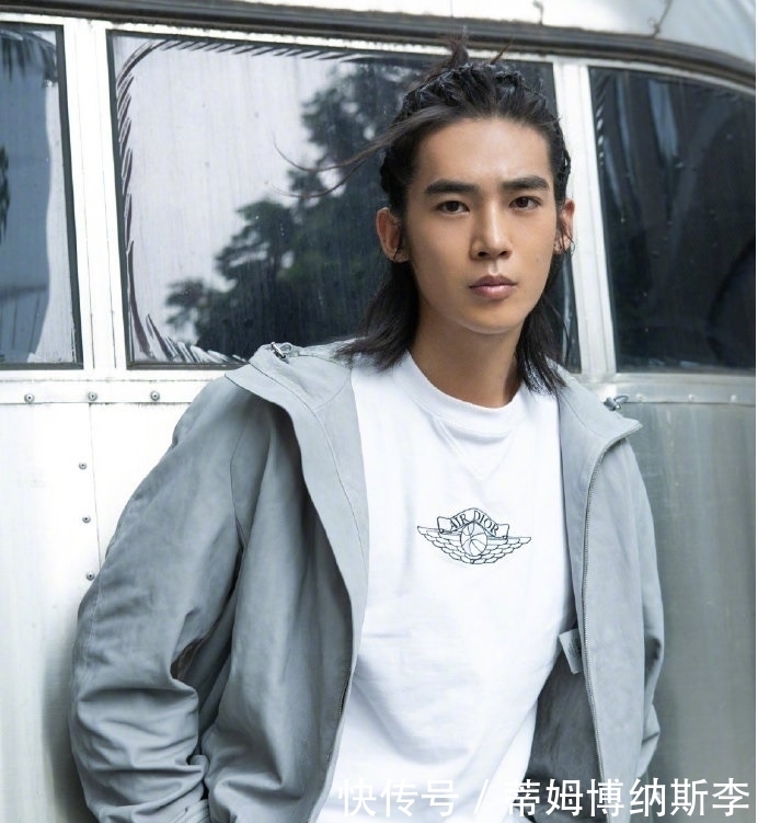  品牌|于适着灰色飞行员夹克潇洒帅气出席某品牌精品店开幕酒会