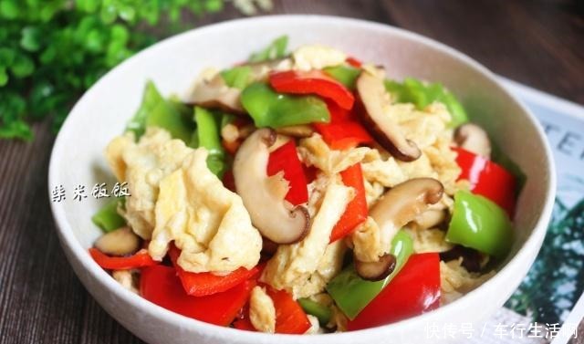 搭配一些|青椒炒鸡蛋,加它一起炒,营养翻倍,味道更鲜美,调料都省了!