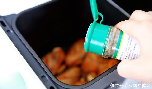 小孩|好吃到可以开店的鸡翅做法,清香诱人特开胃,隔壁小孩都馋哭了