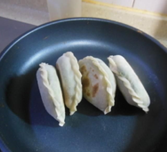  早餐|无油三鲜韭菜盒，皮薄馅大，配上一碗粥，早餐吃着超满足