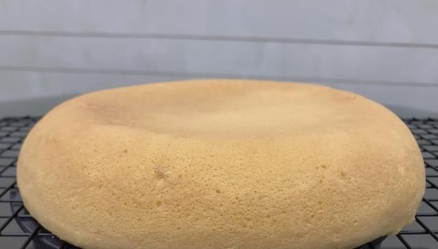 软嫩|做电饭锅蛋糕,不需要加酵母,一样可以做出鲜香、软嫩的蛋糕