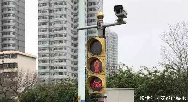  摄像头|为什么开车经过摄像头时，总会被闪一下车主后悔现在才知道！