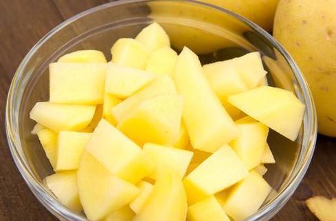 做法|炖鸡时,直接炖还是先焯水?教你正确做法,鸡肉鲜嫩入味