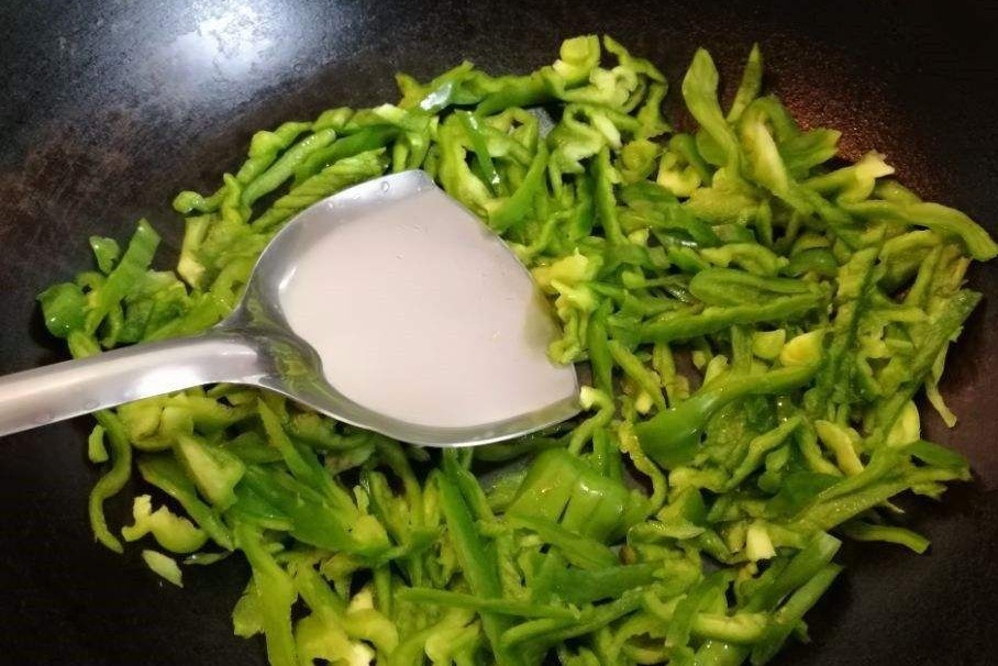  滑嫩|1分钟学会经典家常菜，香辣美味，肉丝滑嫩，一大盘不够吃