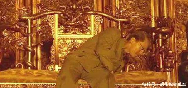 拿出|年老后的溥仪,买票进入紫禁城,拿出龙椅下藏了几十年的秘密!