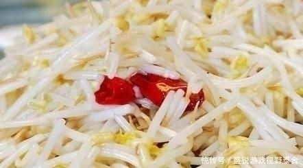 炒豆芽的时|炒豆芽时,直接炒就“废”了,多加一步,豆芽香脆,不出水