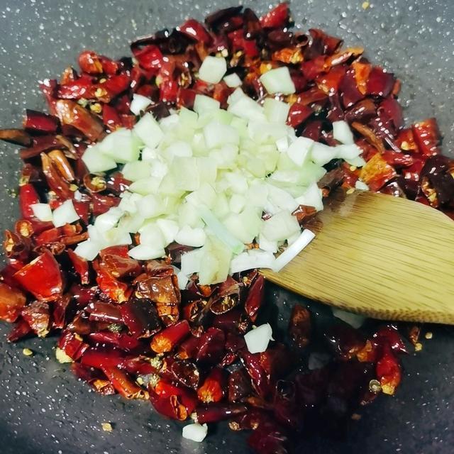 辣椒|外面只有辣椒没有肉,一盘要28,自己在家做,肉多到吃不了