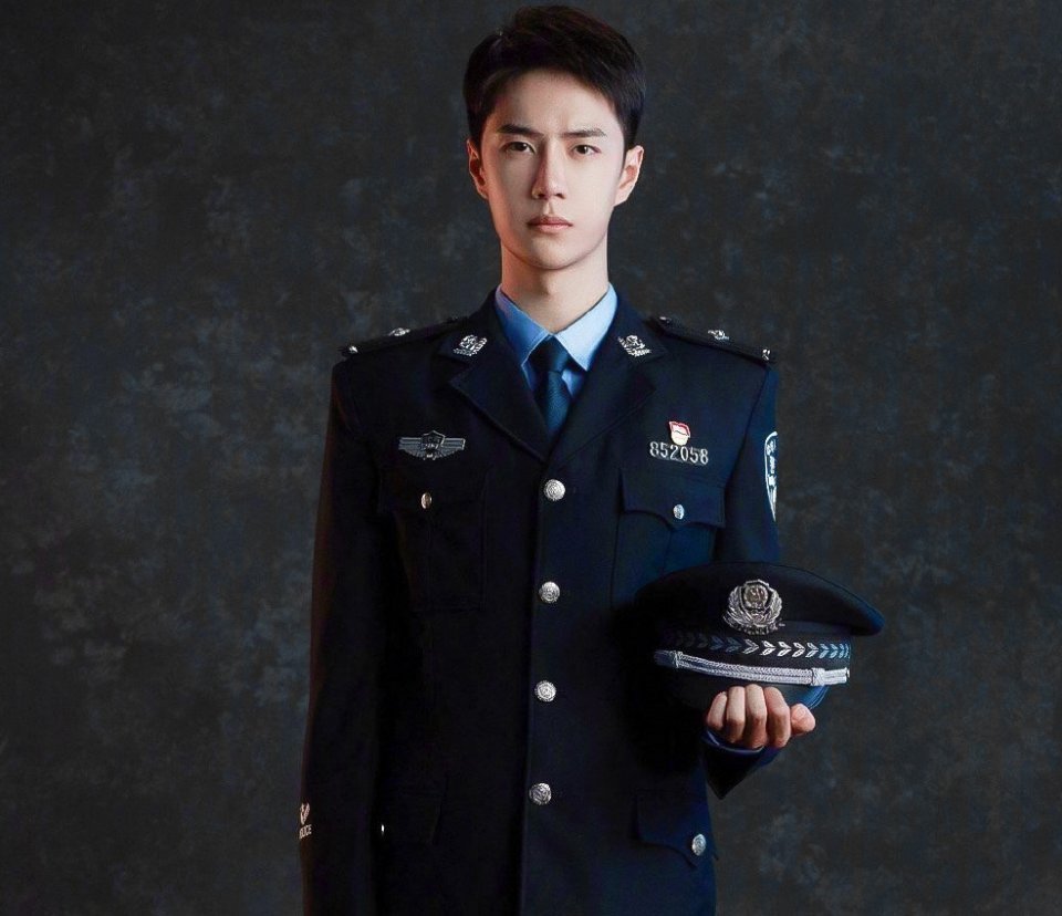 应援,警察肩章暴露级别,粉丝秒变事业粉