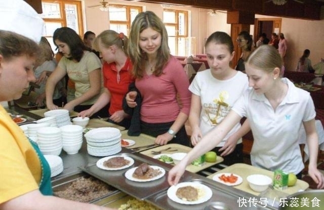 称为|看完俄罗斯人的一日三餐,才知为何被称为战斗民族,一顿够吃一天