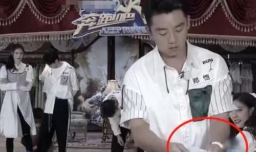 上用|蔡徐坤节目上用嘴叼袜子,谁注意他扭头后的小举动嫌不嫌弃太明显