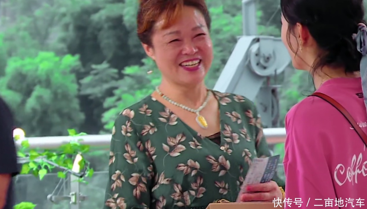 更多|《中餐厅》客人吐槽排骨没有熟,赵丽颖良心举动博好感