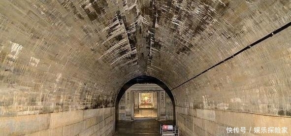 气势恢宏|光绪和溥仪的墓地仅相隔200米, 一个气势恢宏, 一个是小坟包