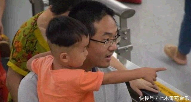 地铁|爸爸抱沉睡女儿乘地铁,40分钟没人让座,爸爸的举动却让人泪目
