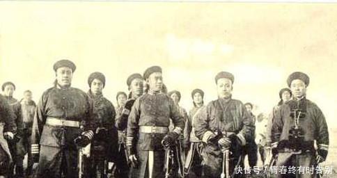 抽鸦片|清朝罕见老照片小脚女人媚态十足,清朝士兵个个威武霸气!