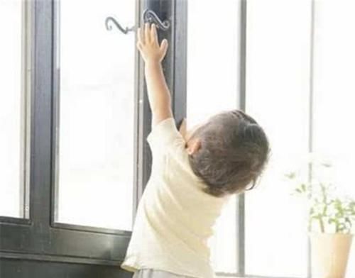  妈妈|妈妈下楼买碗粉，3岁女儿从11楼摔下却奇迹生还，网友：老天保佑