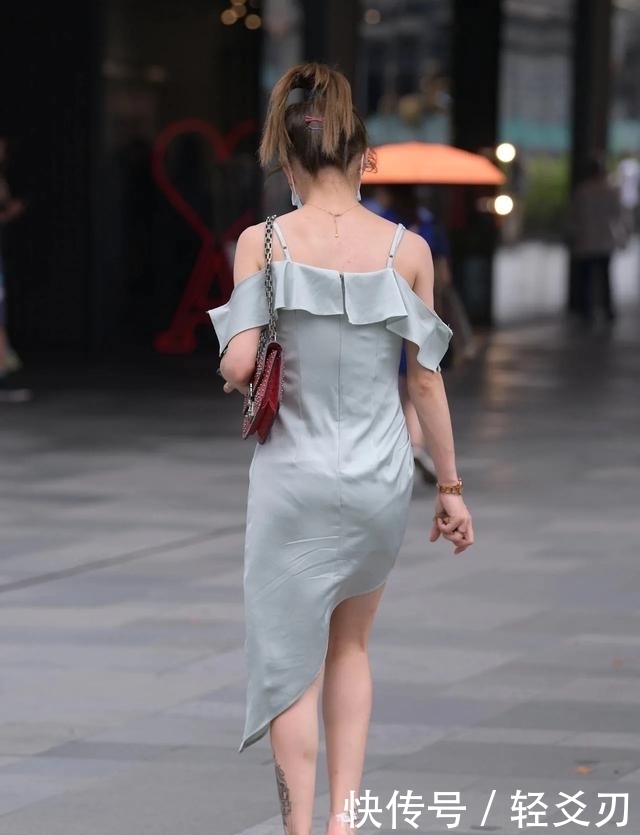 展现出|街拍:有着别样诱惑力的黑丝穿搭,展现出女人的优雅大方!