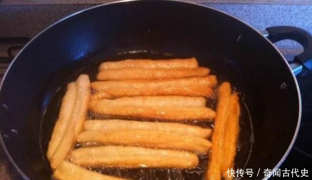  炸油条|炸油条为啥都是两根一起下锅竟跟害死岳飞的秦桧有关！