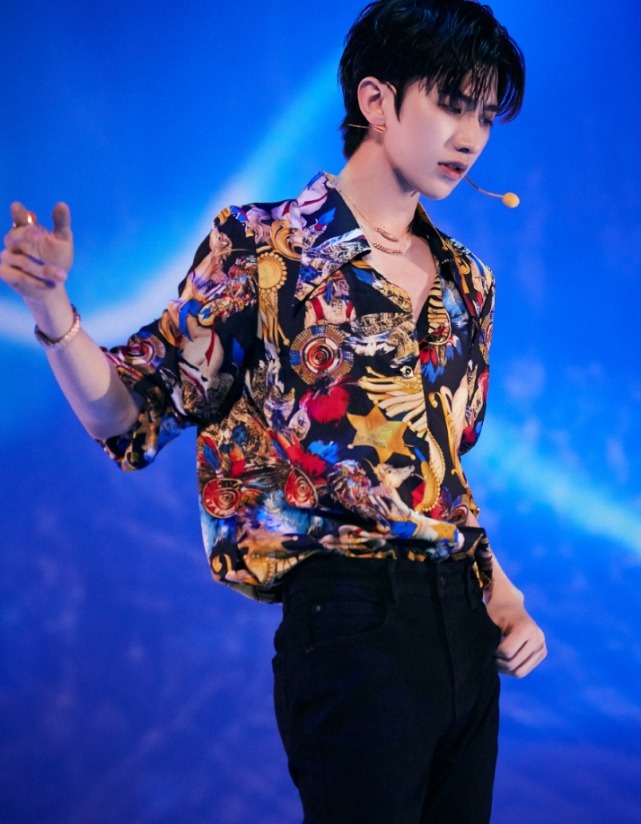  意外|蔡徐坤节目中意外脱妆，真实容颜状态曝光，这还算啥“神颜”？