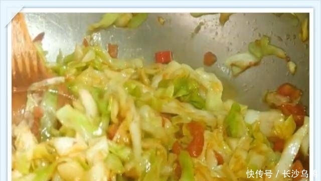 不放过|一棵卷心菜,一个西红柿,教你创造性的吃法,酥脆可口,连汤都不放过