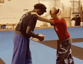  妹子|搞笑GIF：这妹子的功力太深了，还是别当她的陪练了