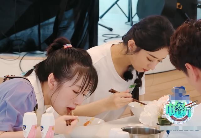 赵丽颖|赵丽颖李浩菲吃面条,看清两人的吃相,女明星和艺人差距一目了然