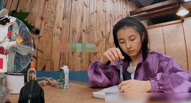 高考|张子枫晨起学习,镜头扫过英语高考模拟试题卷,看到出版年份服了