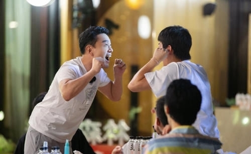 大哥哥|胡军倚老卖老,粉丝为杨洋抱屈,网友却说有了《极限挑战》的味道