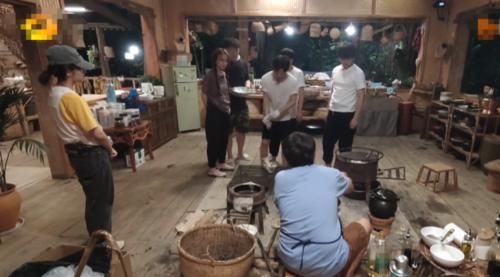 举动|《向往4》黄磊花3小时做叫花鸡,何炅一举动穿帮网友懒得装