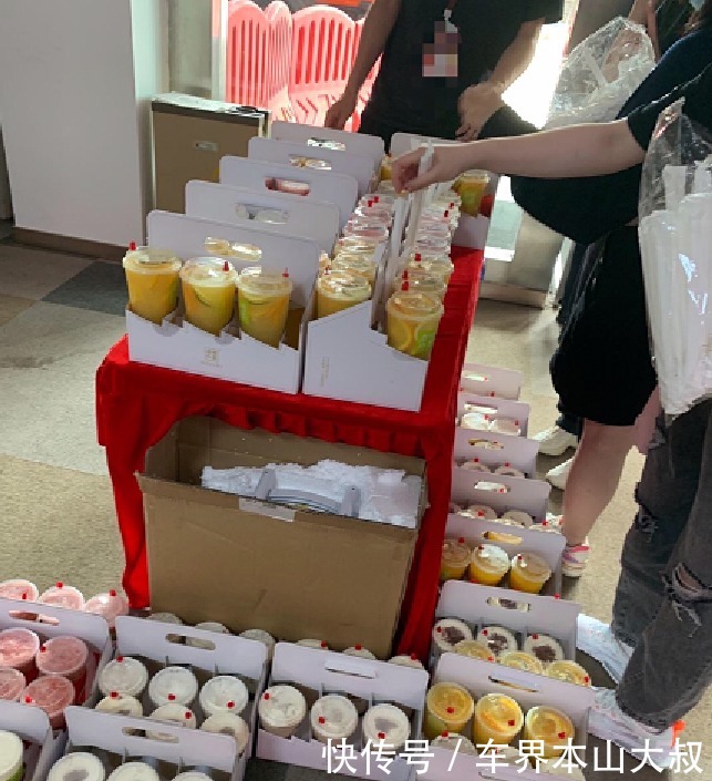 观众|《浪姐》送福利大battle宁静送猪饲料礼包,黄圣依“贿赂”观众