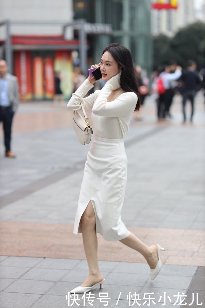  针织衫|街拍：小姐姐白色长袖针织衫搭配半裙，看着太纯洁了