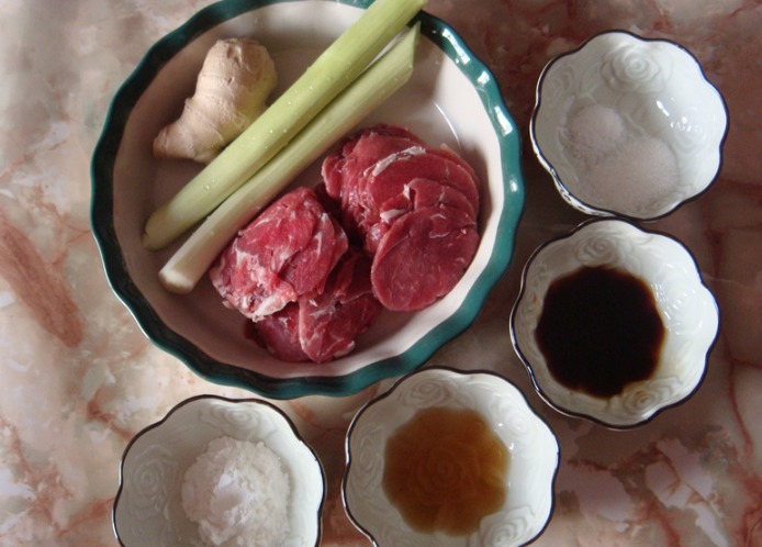  羊肉|葱爆羊肉，先炒葱或先炒肉全错！教你正宗做法，鲜香嫩滑没膻味