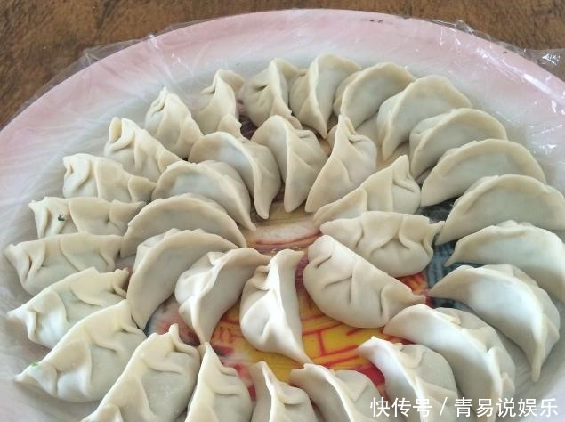 饺子|7月包饺子,荠菜芹菜靠边站,有个菜正当季,一口满嘴香
