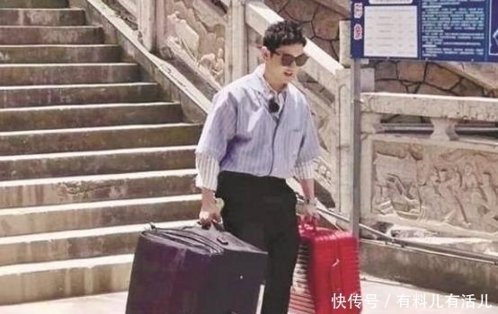 谦虚|黄晓明太谦虚了,看看姐姐的脸,帮员工提行李