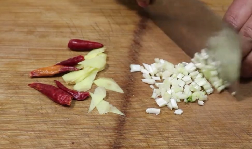 不错|猪血最美味的吃法,香辣美味,猪血Q弹爽滑,是一道不错的家常菜