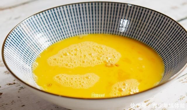 加点|炒鸡蛋时,直接下锅就错了,加点它一起炒,鸡蛋鲜嫩无腥味