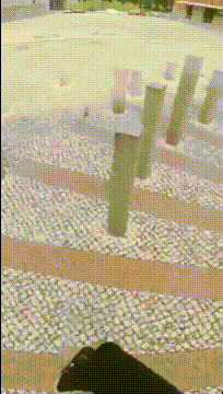 大妈|搞笑GIF:这打卡机太心机了!美女秒过,大妈打几百次却失败了