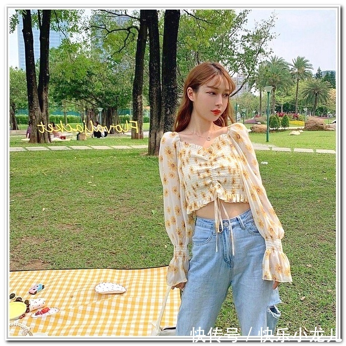  小姐姐|穿搭：小姐姐穿着白色连衣裙，很有青春范