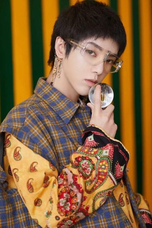 眼中|迷人计丨“美瞳本体”华晨宇,眼中有星空!