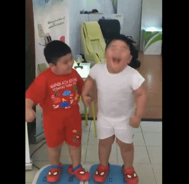  看不清楚|搞笑GIF：哎呀，不好意思，泳镜上起雾，看不清楚，我再来一次