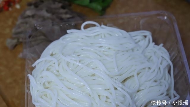 酸辣|你还在外面小摊上买米粉吃吗?教你一招,自己在家做,酸辣开胃