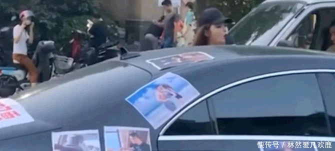 照片|女子被奔驰男欺骗感情,在奔驰上贴满照片,路人为其打抱不平