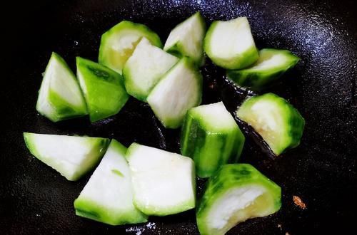  丝瓜|宁可不吃肉，女儿也要常吃它，直呼太鲜了，就着米饭连吃两大碗