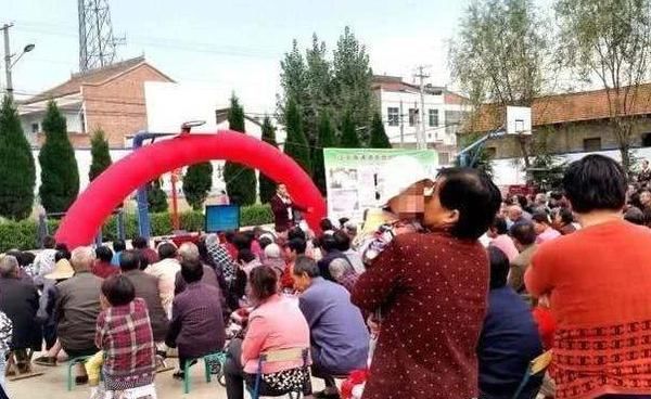 农村|农村集市上又出现2个“新骗局”,好多老人上当受骗，大家要注意